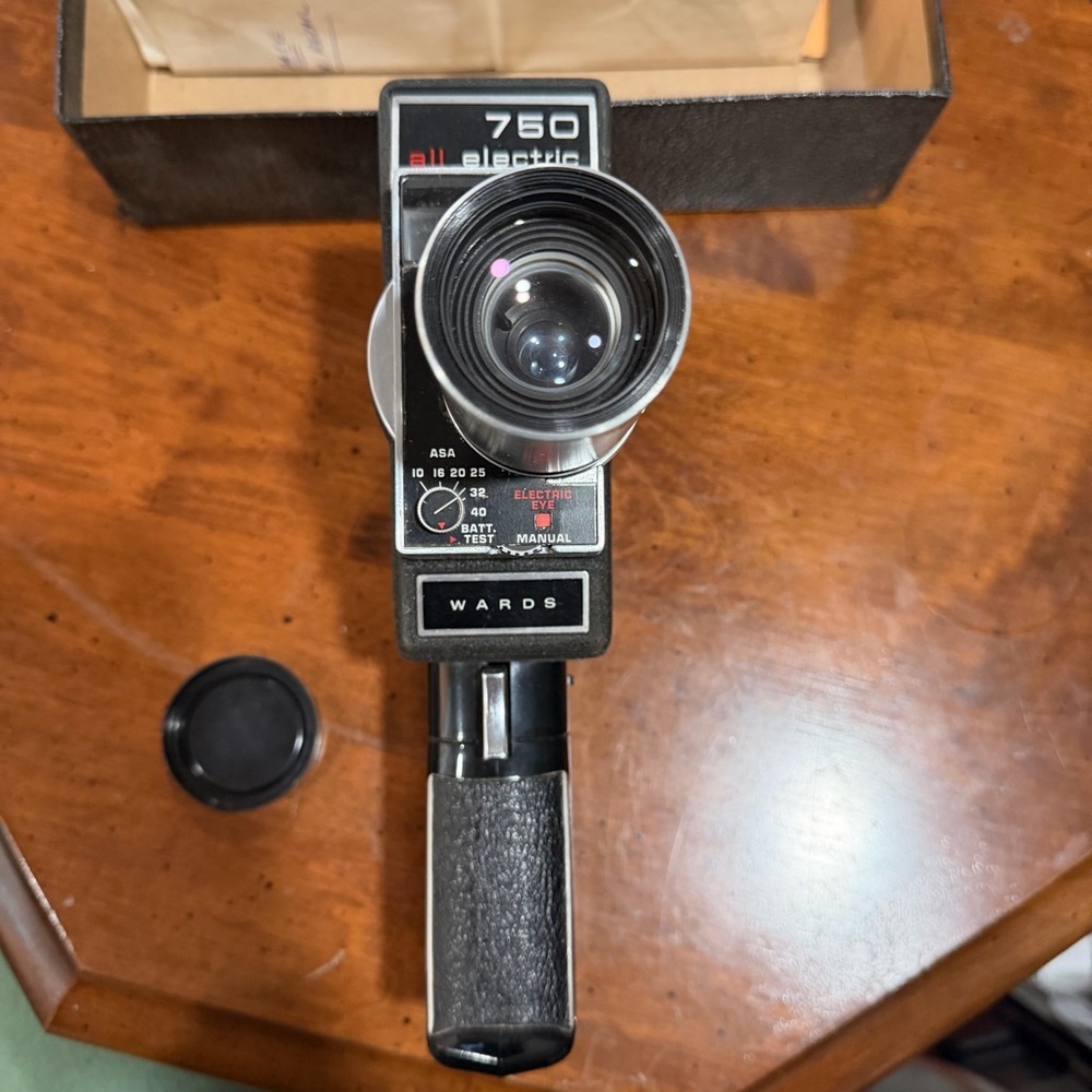 Wards 750 Zoom Reflex 8mm Movie Camera F1.8 Lens, Box & Manual, Black - untested - Picture 3 of 8